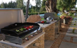 Casa di l'onda cuisine extérieur sur terrasse aménagée proche de la piscine